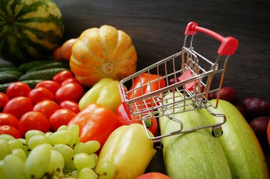 bir çok farklı meyve ve sebze ve alışveriş arabası, yeşil eldiven dükkanı, sağlıklı renkli meyve ve sebze teslimat konsepti, yakın çekim