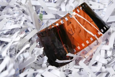 Kağıt öğütücü kağıtları arasında kamera için çok gizli antika film bilgileri ve beyaz eldivenler, hırsız bilgi konsepti, yakın çekim