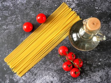 Çeşitli makarna türleri (fusilli, penne, cavatapi, cannelloni, spagetti) siyah arka plan, çiğ makarna seti ve domates, set, koleksiyon, kapanış