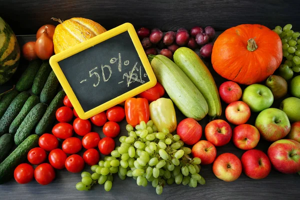 Muchas Frutas Verduras Diferentes Placa Con Venta Inscripción Tienda Glocery — Foto de Stock