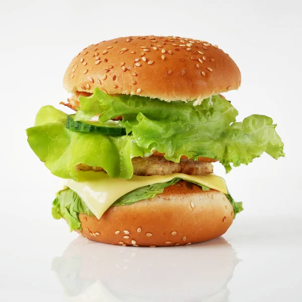 Großer Burger Mit Fleisch Salat Käse Gurken Und Tomaten Auf — Stockfoto