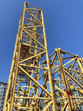 Mavi gökyüzü arka planında bir inşaat kulesinde. Yeni inşaat endüstrisi. Açık havada.