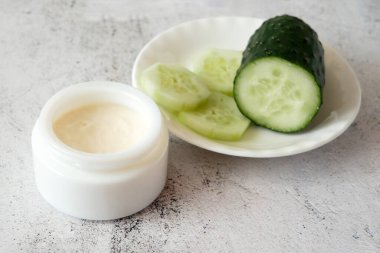 Salatalık kozmetik krem yüz ve gümüş arka plan, cilt ve vücut bakım losyonu. Yakın çekim.