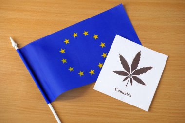Avrupa Birliği bayrağı ve esrar imajı. Yasal kenevir veya marihuana konsepti. Tıbbi kenevir. Üst görünüm
