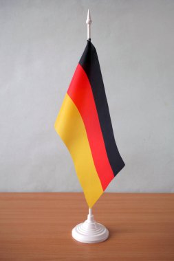 Görkemli Alman Bayrağı, Ulusal Almanya bayrağının resmi renkleri masada duruyor