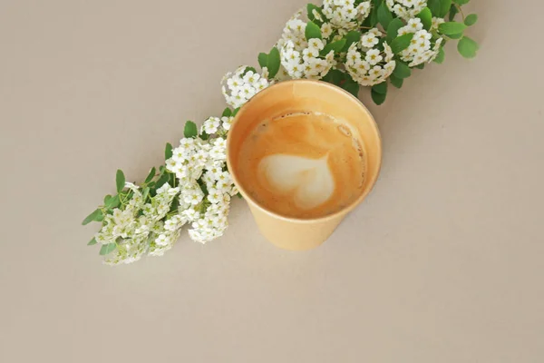 Kávové Šálky Květinami Ranní Šálek Kávy Jarní Květiny Šedém Pozadí — Stock fotografie
