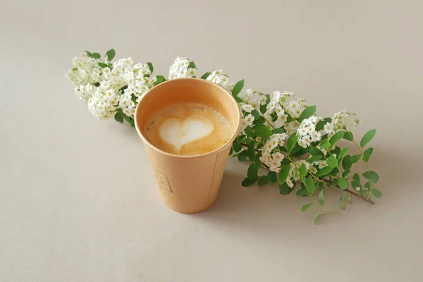 Kubki Kwiatami Poranna Filiżanka Kawy Wiosenne Kwiaty Szarym Tle Piękne — Zdjęcie stockowe