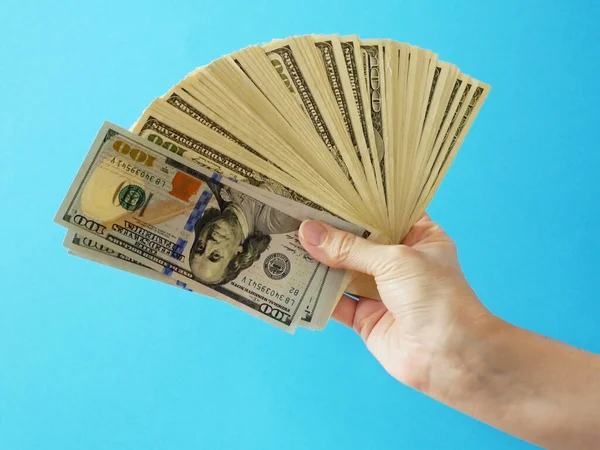 Hand Houden Grote Stapel Dollar Geld Blauwe Achtergrond Geld Contant — Stockfoto
