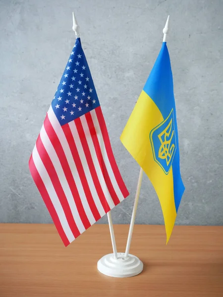 Прапор України Прапор Сша Стоять Столі Концепція Відносин Економіки Сша — стокове фото