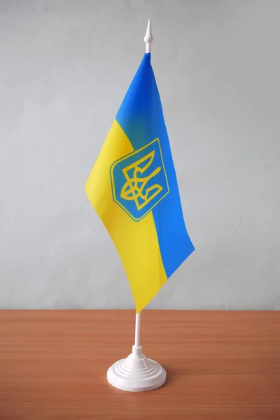 Блакитна Жовта Українська Хвильова Хвиля Закриття Прапор Стоїть Столі Застава — стокове фото
