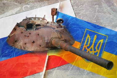 Ukrayna ve Rusya arasındaki savaş. Şubat 2022. İki ülkenin bayrağı. Ukrayna ve Rusya Federasyonu bayrakları ve tank kuleleri. Üst görünüm