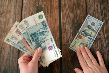 Kağıt banknotlar Rus Rublelerine karşı 100 Amerikan doları. Rus para rublesi yüzü. Rus rublesine yakın. Rusya 'da enflasyon kavramı, üst bakış açısı