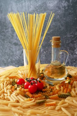 Çeşitli makarna çeşitleri, çiğ makarna seti ve domates, set, yakın çekim