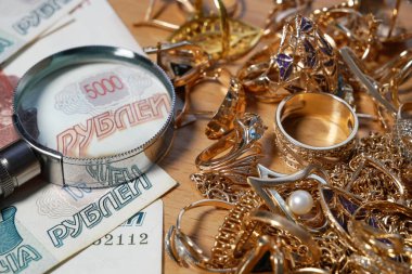 bir çok altın ve gümüş mücevher ve para, rehinci konsepti, kuyumcu konsepti, yakın plan