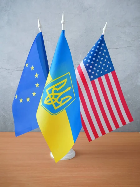 Національні Прапори України Сша Європейський Союз Столі Допоможіть Україні Закріплення — стокове фото