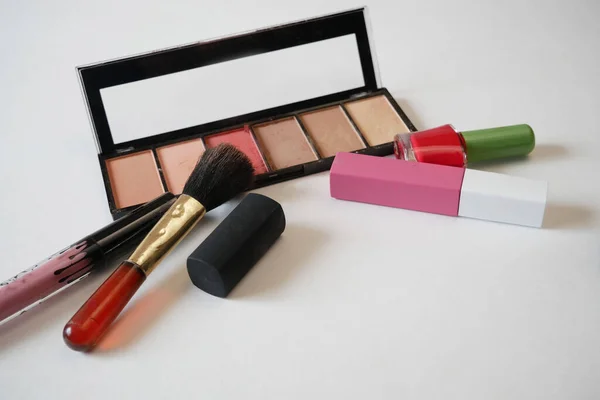 Lippenstift Und Kosmetik Make Produkte Hintergrund Lippenstift Lidschatten Pinsel Puder — Stockfoto