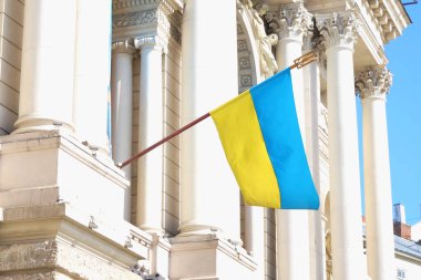 Mavi ve sarı Ukrayna bayrağı savaş sırasında, açık havada Lviv 'in inşası yakınlarında