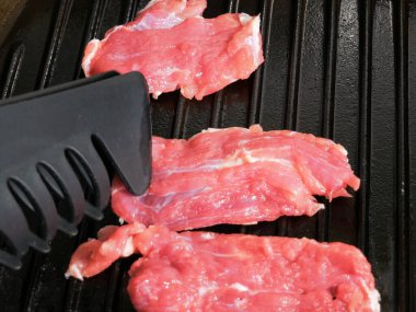 Tavada kızarmış biftek fileto, ızgara fileminyon, kızartma tavasında lezzetli füme et, yakın plan.