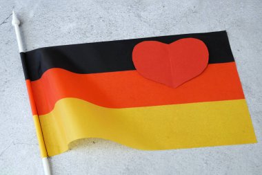 Almanya 'yı seviyorum. Almanya bayraklı arka planda kırmızı kalp sembolü. Alman Birliği Günü - 3 Ekim, yakın plan