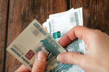 Kağıt paralar Rus Rublesi. Rus para rublesi yüzü. Rus rublesine yakın. Finans ve ekonomi kavramı, yakın plan