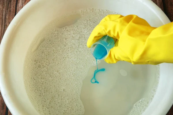 Samice Trzymają Umywalkę Wodą Myją Płyn Płaskie Tło Pomysł Mycia — Zdjęcie stockowe