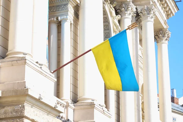 Drapeau Ukrainien Bleu Jaune Près Bâtiment Lviv Pendant Guerre Extérieur — Photo
