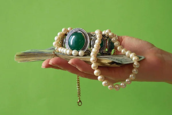 Hand Vintage Bracelet Jewerly Pearls Necklace Green Background Pawnshop Concept — стоковое фото