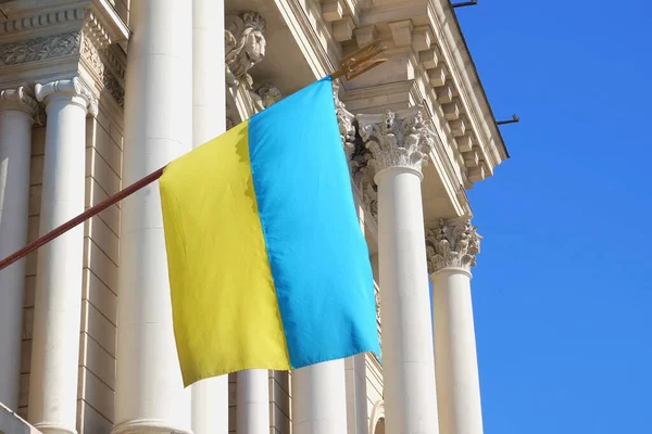 Drapeau Ukrainien Bleu Jaune Près Bâtiment Lviv Pendant Guerre Extérieur — Photo