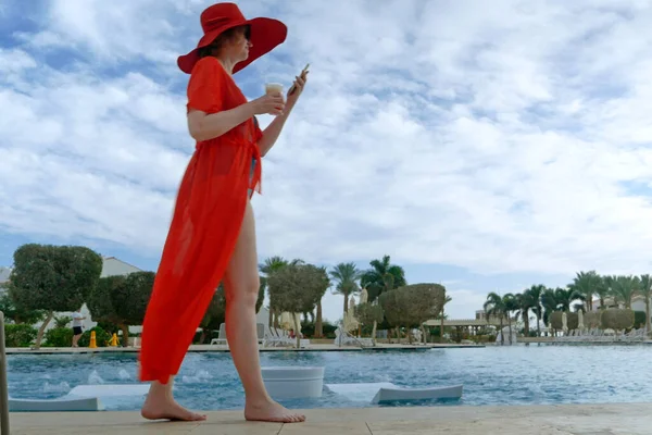 Summer Vacation Woman Red Hat Cape Beach Mobile Phone Swimmimg — Foto Stock