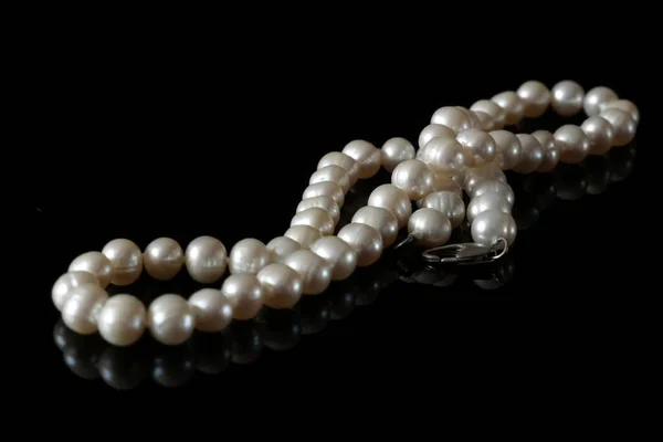 Hermoso Collar Perlas Naturales Sobre Fondo Negro Concepto Casa Empeño —  Fotos de Stock