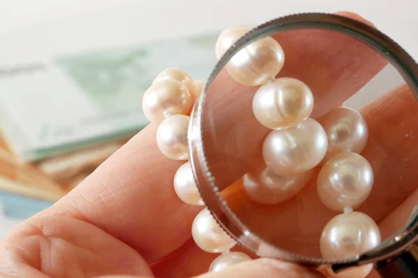 Gioielliere Guardando Collana Perle Attraverso Lente Ingrandimento Sfondo Nero Ispezionare — Foto Stock