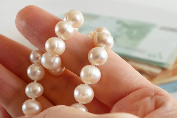 Jeweler Looking Pearls Necklace Jewerly Inspect Verify Pawnshop Concept Jewerly — стоковое фото