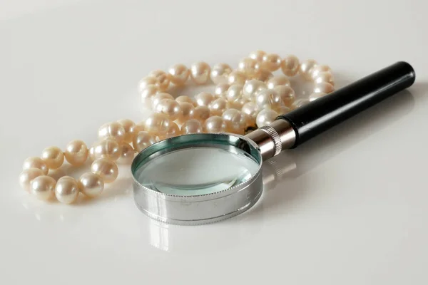 Collana Perle Lente Ingrandimento Sfondo Bianco Ispezionare Gioielleria Verificare Concetto — Foto Stock