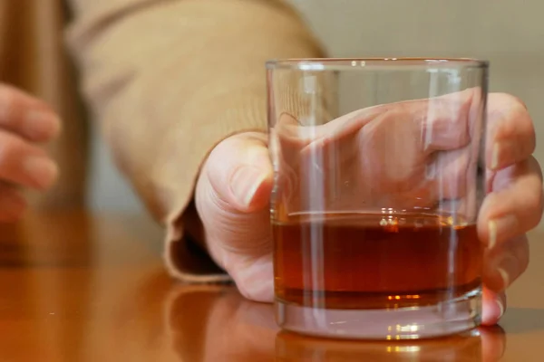 Skakande Kvinna Hand Räckhåll För Glas Med Whisky Stående Ett — Stockfoto