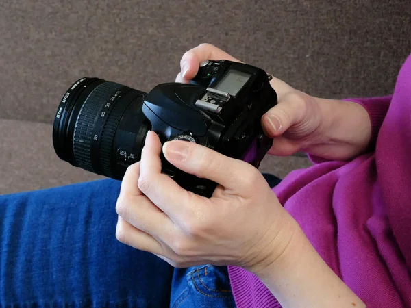 Mulher Bonita Fotógrafa Segurando Uma Câmera Digital Citando Sofá Casa — Fotografia de Stock