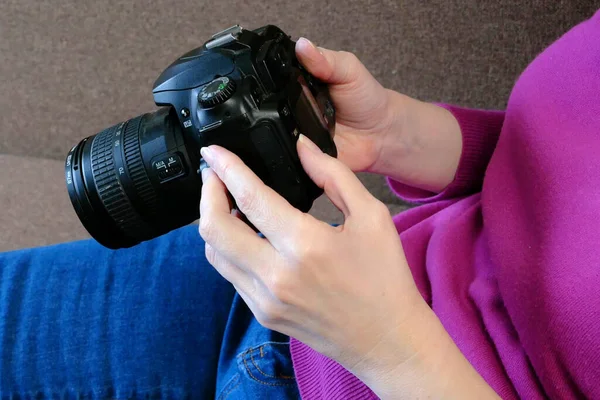 Mulher Bonita Fotógrafa Segurando Uma Câmera Digital Citando Sofá Casa — Fotografia de Stock