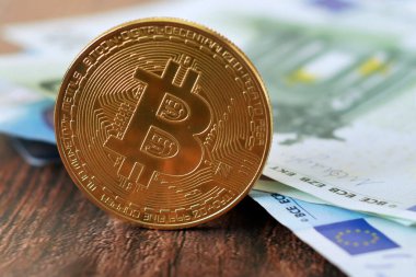 Bitcoin yeni sanal para ve avro banknotları. Bitcoin 'i bir dolarla takas et. Kavram. Yakın çekim.