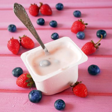 Sabah kahvaltısı taze meyve ve yoğurt ile ya da beyaz ahşap arka planda süt, yakın plan