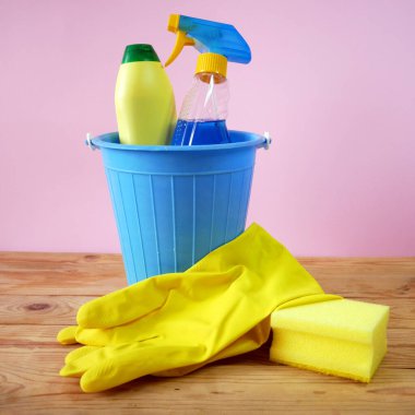Mutfakta fırça, eldiven ve deterjan dolu plastik kova, temizlik malzemeleriyle dolu sepet, yakın çekim.