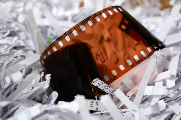 Kağıt öğütücü kağıtları arasında kamera için çok gizli antika film bilgileri ve beyaz eldivenler, hırsız bilgi konsepti, yakın çekim