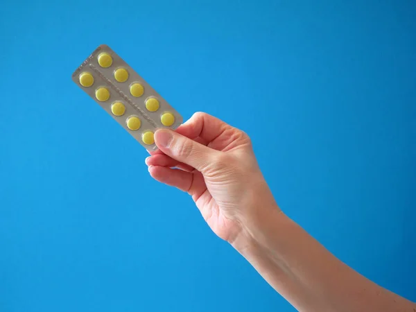 Mão Mulher Segurando Pílulas Bolha Sobre Fundo Azul Conceito Saúde — Fotografia de Stock