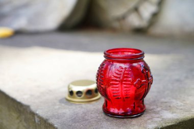 Eski mezarlıktaki mezar taşının üzerindeki sığınak lambaları, artık bizimle olmayanların anıları, yakın plan.