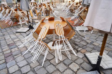 Kilitleme sırasında boş sokak kafesi masaları, Coronavirus karantinası, eski kasabada Cafe Terrace, kafeteryada veranda sandalyesi ve restoran masası.