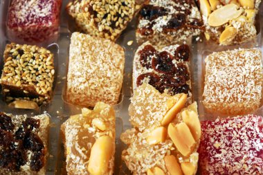 Fındıklı Doğu tatlıları, şekerler, arka plandaki tarihler, yakın plan.