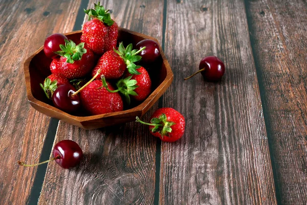 Çilek ve kiraz beyaz arka planda izole edilmiş, yakın plan