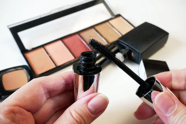 Mascara Handen Uppsättning Kosmetiska Makeup Produkter Bakgrund Läppstift Ögonskuggor Borste — Stockfoto