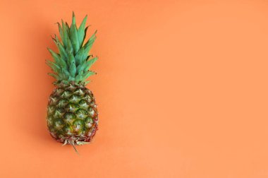 Turuncu zemin üzerinde olgun ananas fotokopi alanı, üst görünüm