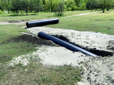 Şehrin su ve kanalizasyon tesisatı, boruların ve kilit cihazlarının tamiri. Eski boruların kumlu toprakla değiştirilmesi. Açık havada.