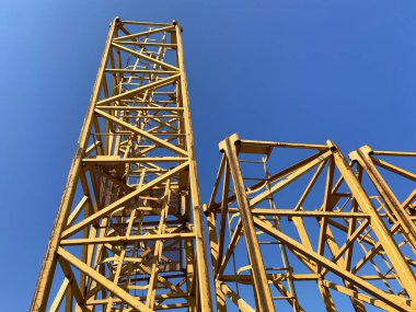 Mavi gökyüzü arka planında bir inşaat kulesinde. Yeni inşaat endüstrisi. Açık havada.