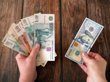 Kağıt banknotlar Rus Rublelerine karşı 100 Amerikan doları. Rus para rublesi yüzü. Rus rublesine yakın. Rusya 'da enflasyon konsepti, yakın çekim